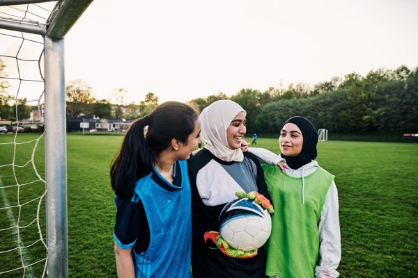 Meisjes jongeren voetballen veldje