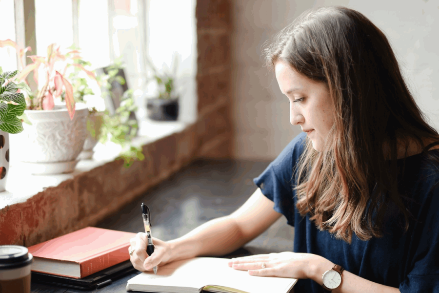 Jongere schrijft in een café